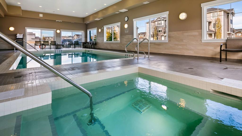 Best Western Plus Chestermere Hotel Εξωτερικό φωτογραφία