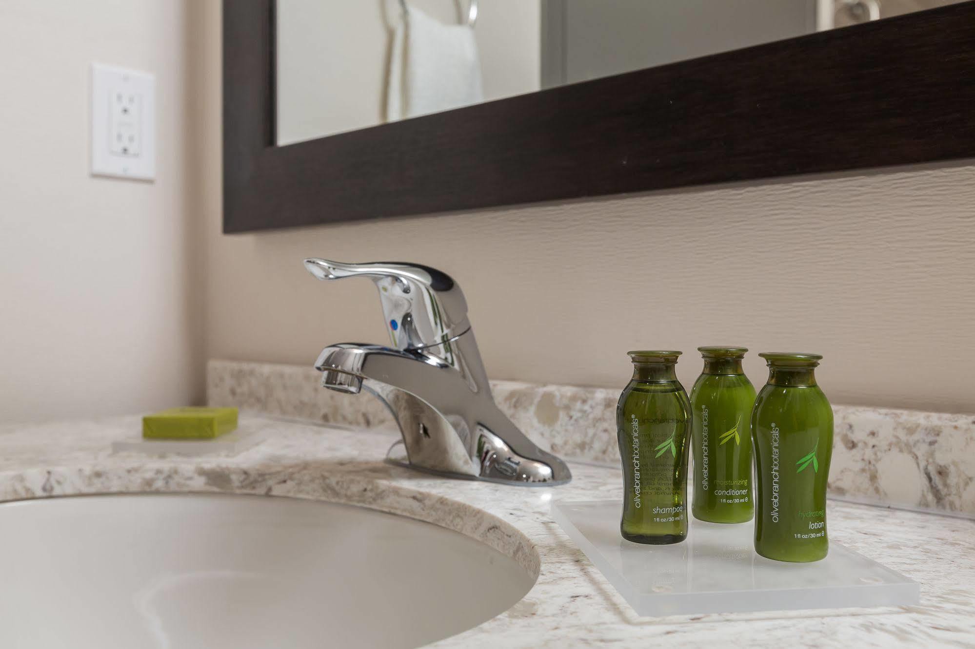 Best Western Plus Chestermere Hotel Εξωτερικό φωτογραφία