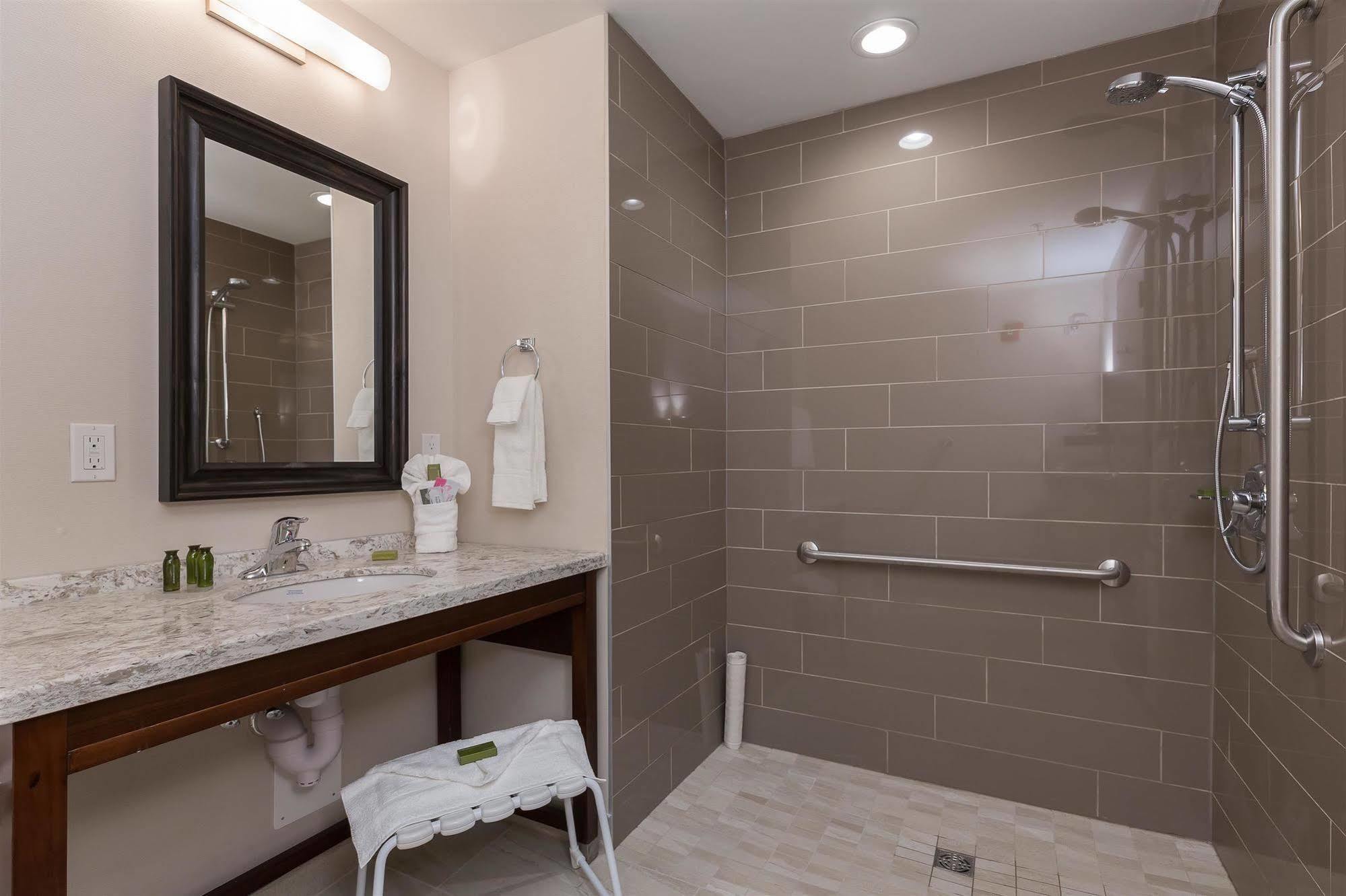 Best Western Plus Chestermere Hotel Εξωτερικό φωτογραφία